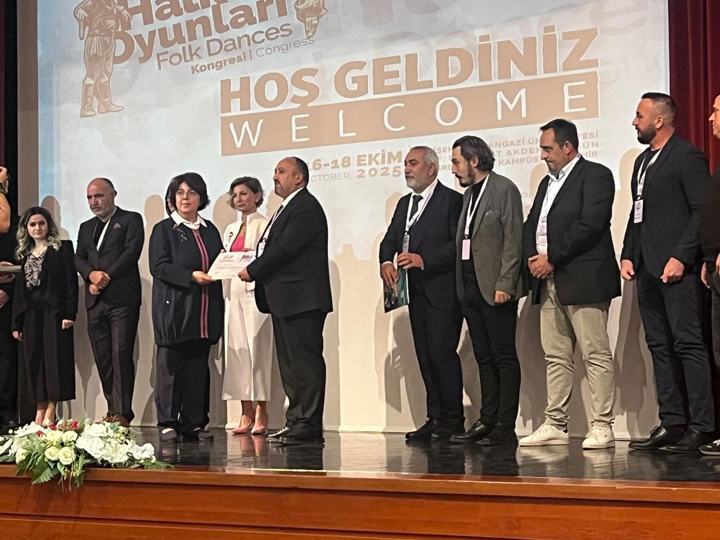 Uluslararası Halk Oyunları Kongresi 2025: sahnede toplu fotoğraf